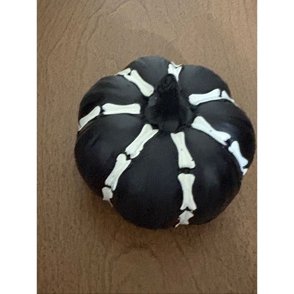 Nwot bones, white & black pumpkin mini